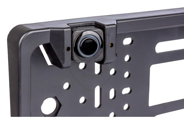 Czujniki parkowania w ramce tablicy rejestracyjnej z kamerą cofania