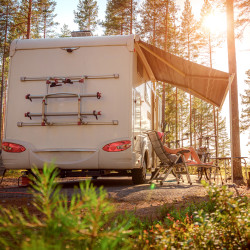 Zastosowanie kamer cofania w kamperach i samochodach kempingowych